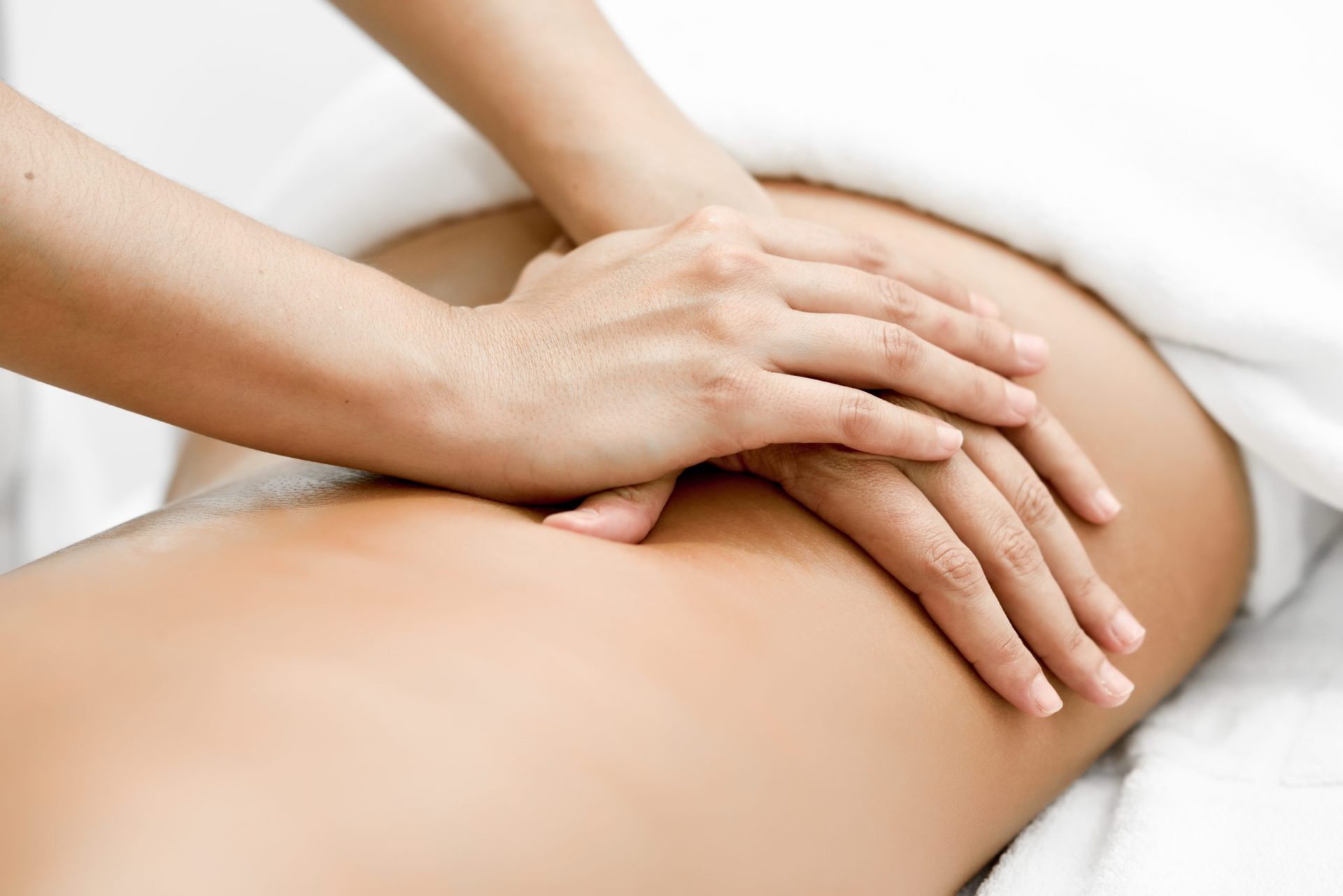 Chica recibiendo un masaje en la espalda Chica recibiendo un masaje en la espalda