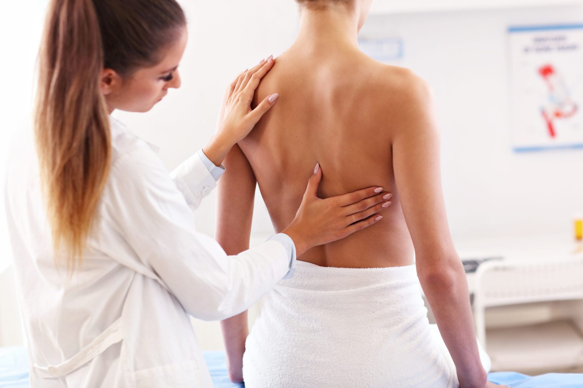 Fisioterapeuta tratando la espalda de una paciente