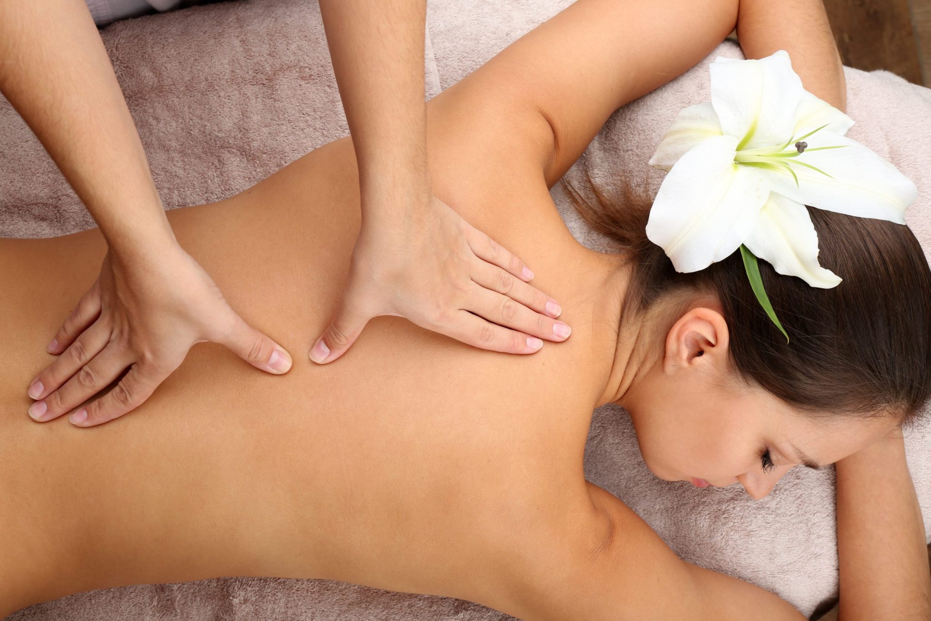 Fisioterapeuta masajeando la espalda