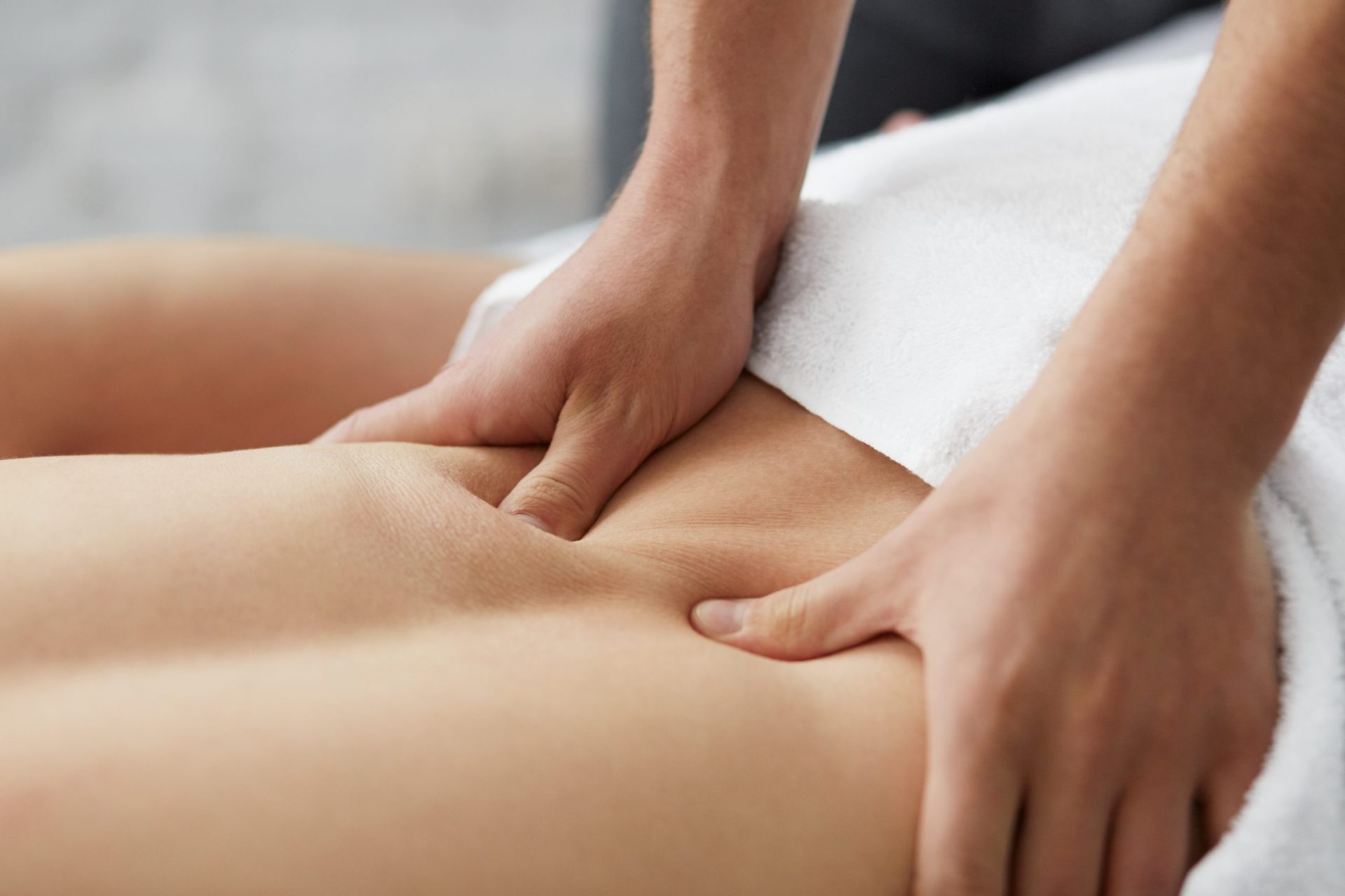 Fisioterapeuta masajeando Fisioterapeuta masajeando