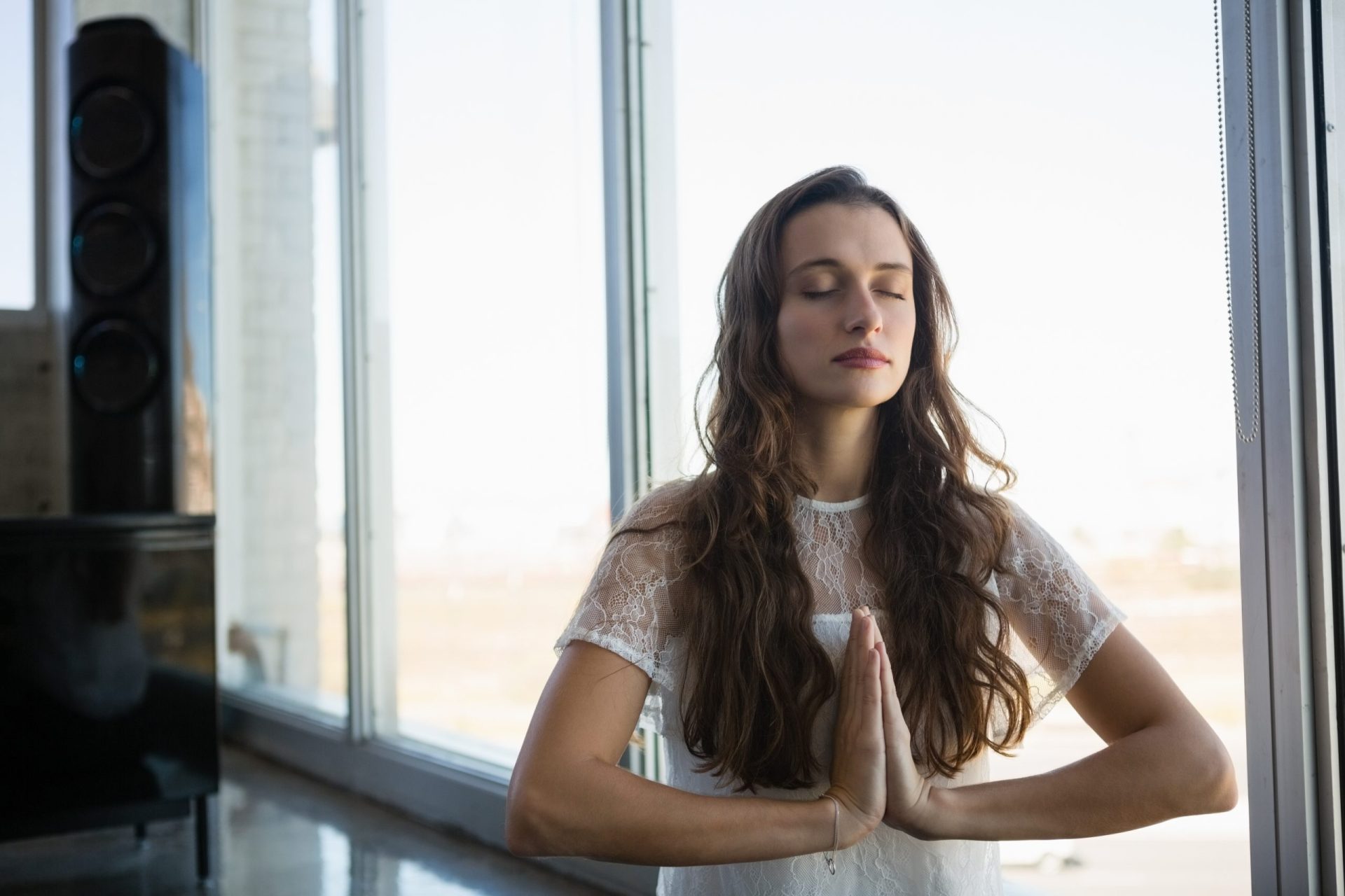Chica meditando