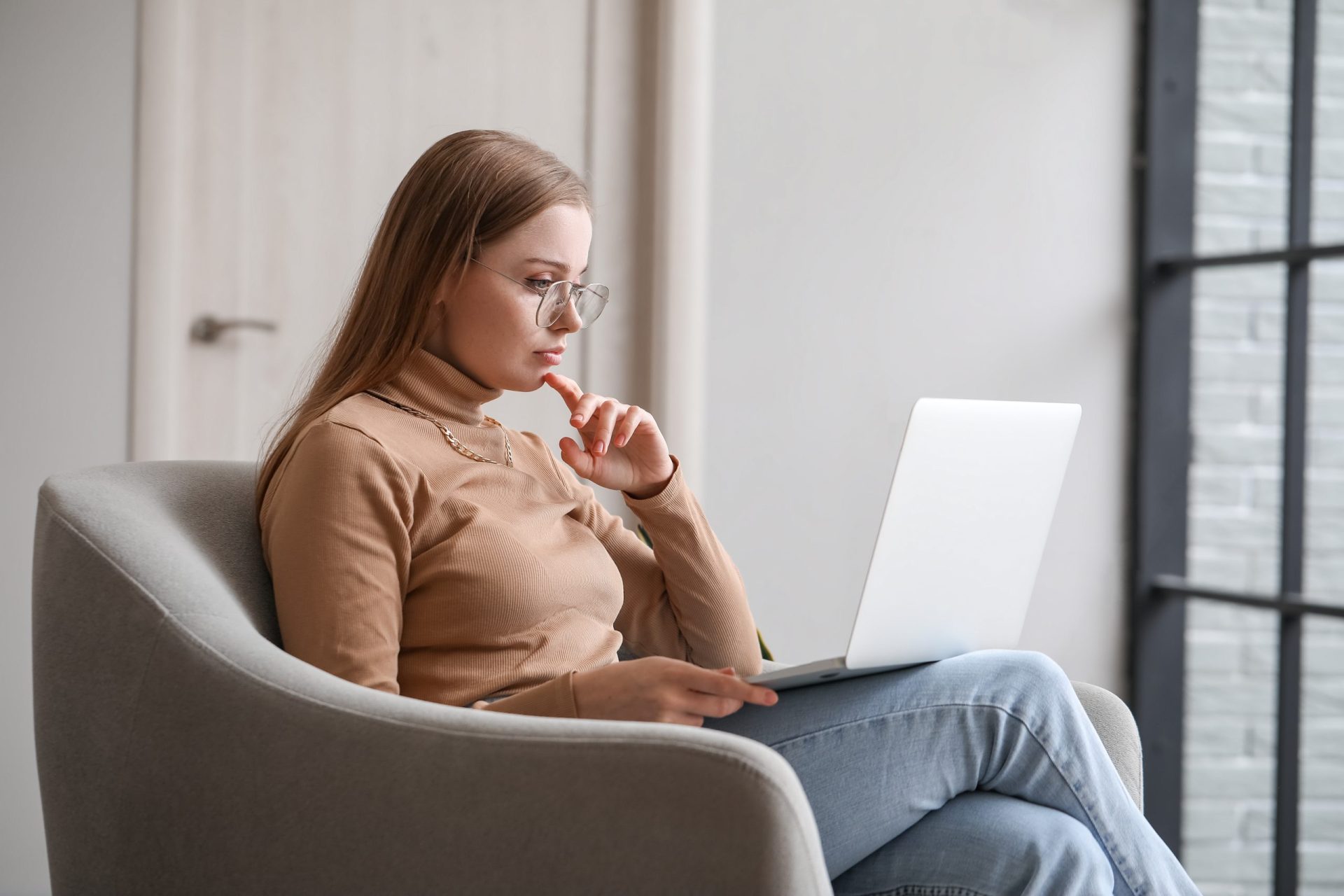 Persona abans de començar una sessió de fisioteràpia online Persona abans de començar una sessió de fisioteràpia online